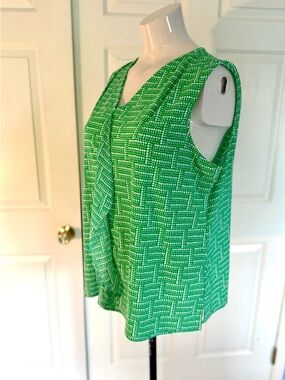 Roz & Ali Green Sleeveless V-Neck Patterned Top